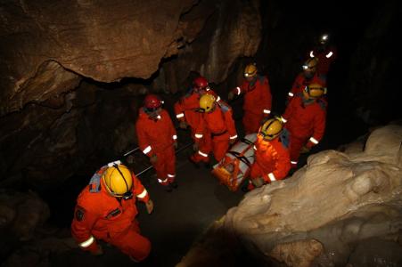 Cvičení HZS v Jeskyni Na Pomezí, duben 2017
