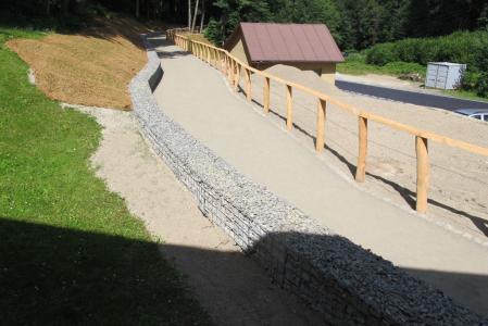 stavba chodníku od východu z jeskyně