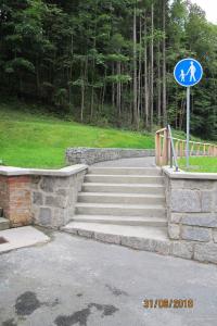 stavba chodníku od východu z jeskyně