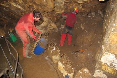 Vynášení zakládek z 50. let v J. Na Pomezí