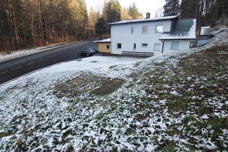 stavba chodníku od východu z jeskyně