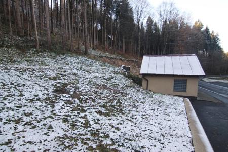 stavba chodníku od východu z jeskyně