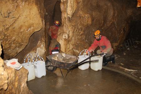 Vynášení zakládek z 50. let v J. Na Pomezí