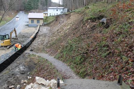 stavba chodníku od východu z jeskyně