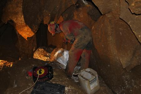 Vynášení zakládek z 50. let v J. Na Pomezí