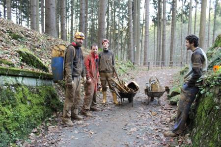 stavba chodníku od východu z jeskyně