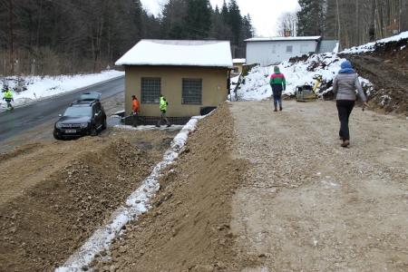 stavba chodníku od východu z jeskyně