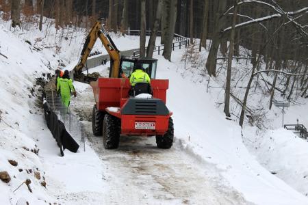 stavba chodníku od východu z jeskyně