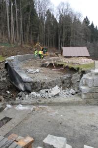 stavba chodníku od východu z jeskyně