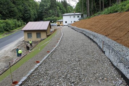 stavba chodníku od východu z jeskyně