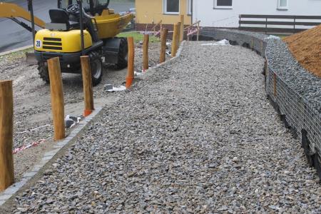 stavba chodníku od východu z jeskyně