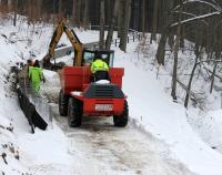 stavba chodníku od východu z jeskyně